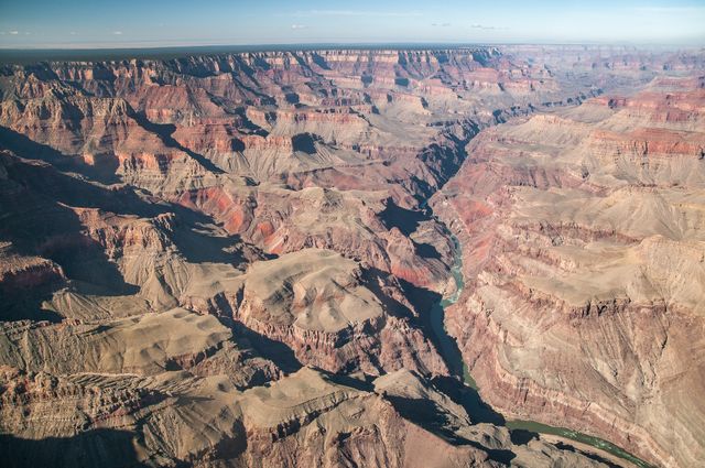 La Colorado, qui parait tout petit au fond du Canyon ...